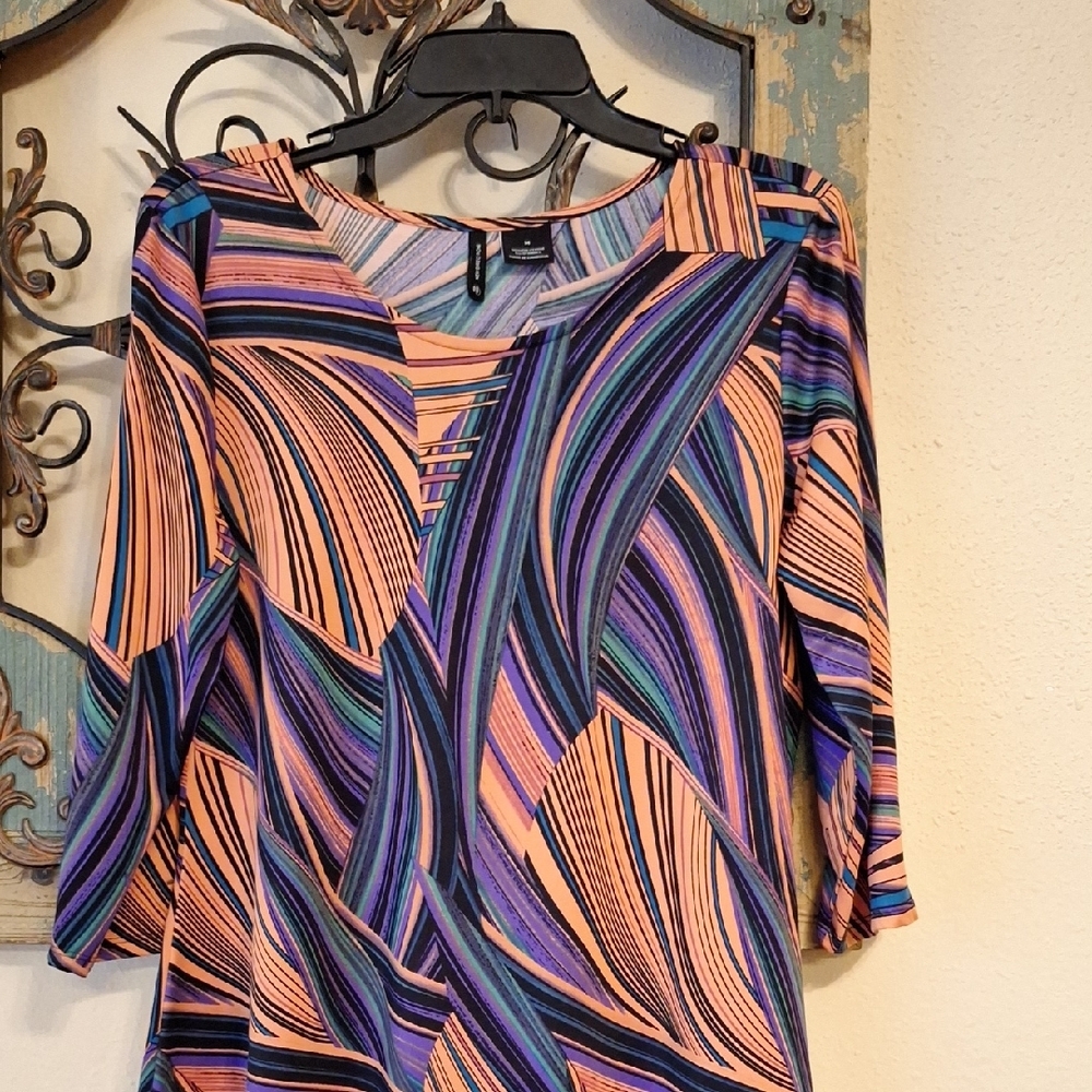 🔥🔥CLEARANCE ITEM🔥🔥New Directions Vibrant Swirl Blouse. NWOT Size Medium - Picture 3 of 8
